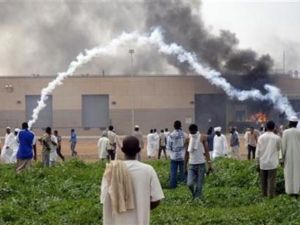 متظاهرون سودانيون امام السفارة الأمريكية في الخرطوم
