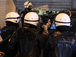 وات الامن تلقي القبض على زينب الخواجة ابنة الناشط الحقوقي عبد الله الخواجة
 وات الامن تلقي القبض على زينب الخواجة ابنة الناشط الحقوقي عبد الله الخواجة