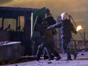 متظاهرون في مواجهات مع قوات الامن في كييف