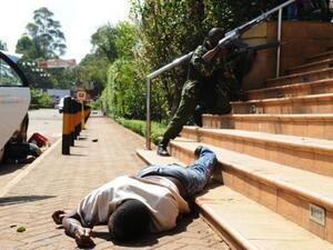 جنود كينيون يحاولون اقتحام المركز التجاري وتبدو جثة احد الضحايا
