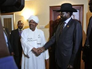 ارشيف/ سالفا كير يصافح عمر البشير