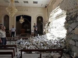 سكان يتفقدون الاضرار التي لحقت بكنيسة بعد انفجار قنبلة في كركوك
