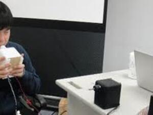 الخبير يعرض طريقة التقبيل