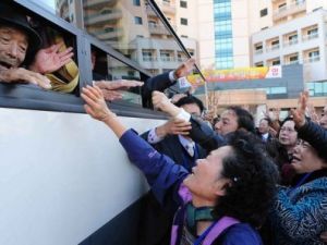 كوريا الشمالية توافق على اجتماع العائلات التي فرقتها الحرب
