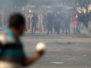 مؤيد للرئيس المصري المعزول محمد مرسي اثناء اشتباكات مع قوات الامن بمنطقة كورنيش النيل القريبة من ميدان التحرير بوسط القاهرة