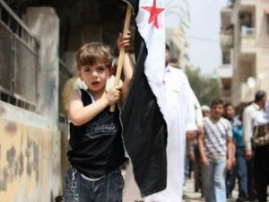 طفل يحمل علم الثورة السورية في كفرتخاريم خلال تظاهرة ضد النظام 
 طفل يحمل علم الثورة السورية في كفرتخاريم خلال تظاهرة ضد النظام