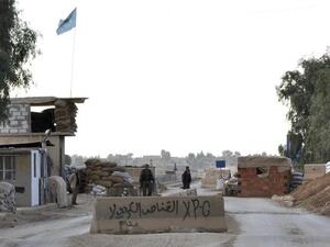 حاجز تفتيش اقامه مقاتلون اكراد قرب الحسكة شمال سوريا
