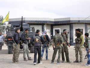 مقاتلون أكراد بمدينة في شمال شرق سوريا
