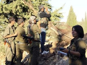 مقاتلون اكراد ببلدة كردية في ريف حلب
