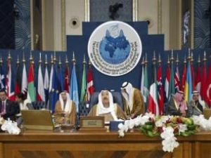 الأمين العام للأمم المتحدة بان جي مون (الى اليسار) مع أمير الكويت ووزير الخارجية الكويتي على منصة مؤتمر المانحين لسوريا في الكويت
