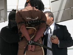 ارشيف/ عملية اعدام شنقا لشخص في الكويت