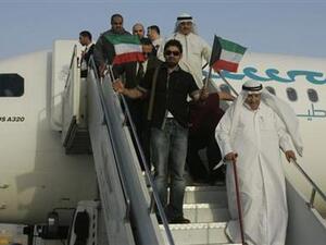 مسافرون كويتيون يهبطون في مطار النجف الدولي جنوب بغداد في أول رحلة تجارية قادمة إلى العراق
