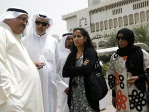 افراد من عائلة الجاسم خارج المحكمة
