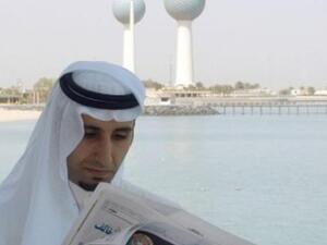 كويتي يطالع صحيفة محلية في الكويت 
