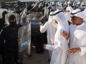 الشرطة الكويتية في مواجهة متظاهرين من المعارضة امام مقر الشرطة شرق العاصمة
