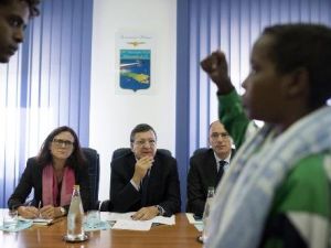 رئيس المفوضية الاوروبية خوسيه مانويل باروزو (وسط) ورئيس الحكومة الايطالية انريكو ليتا يستمعان الى شهادة طفل نجا من غرق زورق المهاجرين قبالة لامبيدوزا
