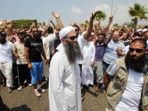 الشيخ احمد الاسير بين انصاره في صيدا بجنوب لبنان
