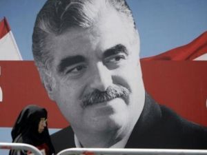 لبنانية تمر امام لافتة عملاقة لرئيس الوزراء اللبناني الراحل رفيق الحريري في بيروت
