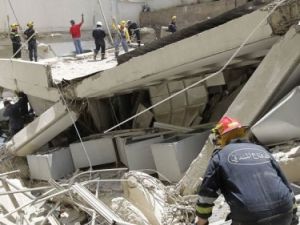 رجال الانقاذ في موقع الكارثة