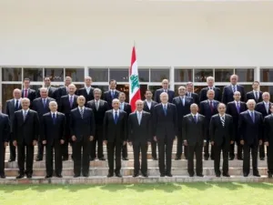 الحكومة اللبنانية الجديدة التي يجري مناقشة الثقة بشأنها الثلاثاء
