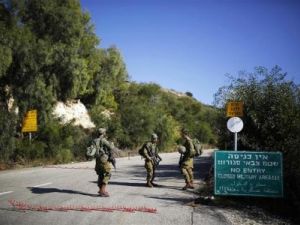 جنود اسرائيليون قرب حاجز على الحدود مع لبنان 
