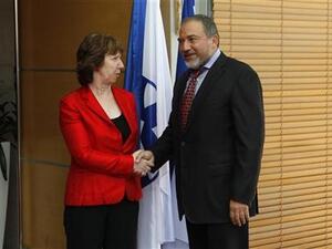 كاثرين اشتون مسؤولة السياسة الخارجية بالاتحاد الاوروبي خلال استقبال وزير الخارجية الاسرائيلي أفيجدور ليبرمان لها في القدس 