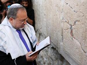 افيغدور ليبرمان يصلي في القدس بعد اصدار حكم بتبرئته من تهم الاحتيال