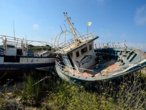 تفاوض مع الطاقم على شراء الخام الذي تم تحميله بشكل غير مشروع.