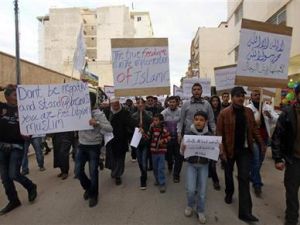 ليبيون يحملون لافتات تطالب بتطبيق الشريعة الاسلامية واعلان الاسلام دين الدولة 