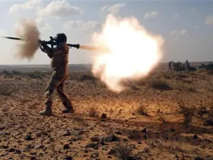 مقاتل من القوات المناوئة للقذافي يطلق قذيفة ار بي جيه على القوات الموالية للقذافي في قرية قرب سرت آخر معاقل الزعيم الليبي المخلوع 