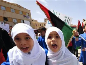 تلميذات يتظاهرن في بنغازي للمطالبة باستئناف الدراسة
