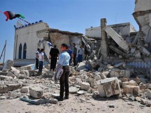 اناس يصطفون امام ضريح صوفي عقب تفجيره في طرابلس يوم الخميس