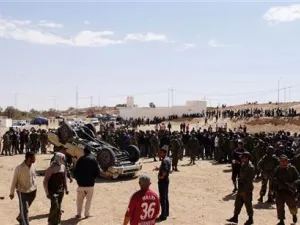 جنود تونسيون في بلدة على الحدود مع ليبيا تدفق اليها اللاجئون الليبيون