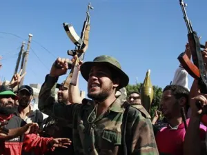 مقاتلون من المعارضة يحتفلون بالسيطرة جزئيا على الزاوية
