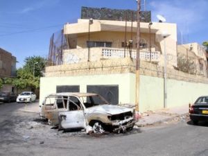 سيارة احرقها المتظاهرون امام السفارة الروسية في طرابلس
