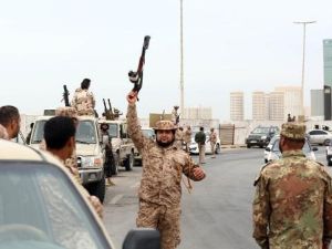 جنود ليبيون ينتشرون في منطقة الكورنيش بعد صدور امر للمليشيات بمغادرة العاصمة
