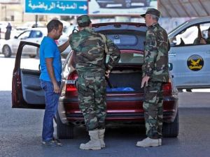 عناصر من الجيش الليبي يفتشون سيارة في طرابلس
