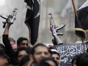 متظاهرون يرفعون اسلحة خلال احتجاج ضد الاسد في حلب