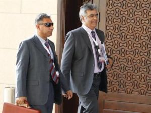 الناشط والمحامي البحريني حميد الملا (يسارا) في المنامة
