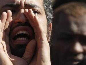 مؤيد لجماعة الاخوان المسلمين والرئيس المصري المعزول من قبل الجيش محمد مرسي يردد هتافات مناهضة للجيش والشرطة امام مسجد الريان في المعادي يوم الجمعة