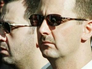 الرئيس بشار الأسد (الى اليمين) والى جواره شقيقه ماهر الأسد 