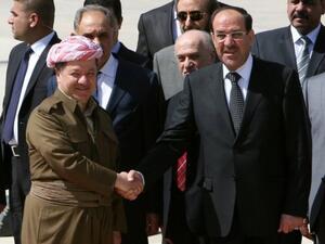 رئيس اقليم كردستان العراق مسعود بارزاني (يسار) يصافح رئيس الوزراء نوري المالكي