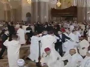 ملك المغرب محمد السادس يتعرض لهجوم في المسجد ملك المغرب محمد السادس يتعرض لهجوم في المسجد