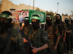 مسلحون من حركة حماس اثناء محاكاة لجنازة ميسرة أبو حمدية في قطاع غزة
