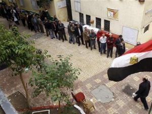 رجال يصطفون داخل مقر انتخابي للادلاء باصواتهم في القاهرة