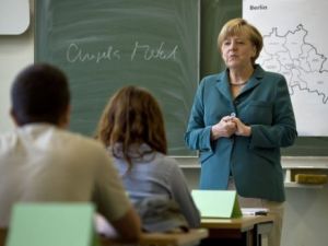 ميركل معلمة تاريخ بمناسبة ذكرى بناء جدار برلين
