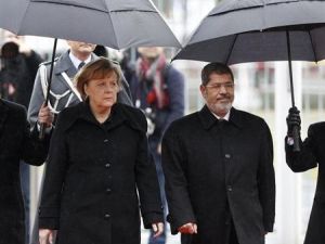 ميركل ومرسي لدى استعراضهما حرس الشرف في برلين
