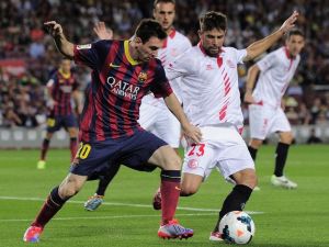 كوكي (يمين) يراقب ميسي