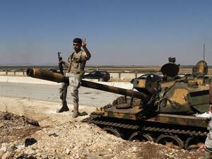 مقاتلون من الجيش الحر قرب دبابة استولوا عليها في مطار مينغ العسكري 