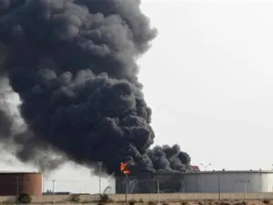 دخان يصعد من مستودع وقود في مصراتة 